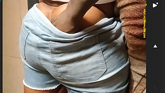 Novia De Gran Culo En Shorts De Culo: Dedos El Uno Al Otro Y Striptease En Fantasía