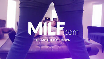 મોહક Milf શિક્ષક લિલી લેન જુઆન અલ કાબાલો લોકોને એક અનફર્ગેટેબલ ઓરલ અનુભવ આપીને અટકાયત દરમિયાન હવાલો સંભાળે છે.