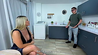 Daniela Andrea Und Kourtney Love Verführen Pipe Boy Zu Einem Heißen Dreier