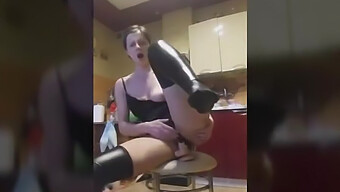 Ragazza Polacca Gode A Cavalcare Un Dildo Fino All'Orgasmo