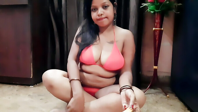 Mujer Asiática Madura En Sensual Show De Lencería