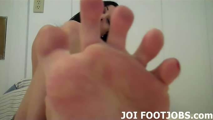 Prsatá Blondýnka Dává Footjob A Bdsm