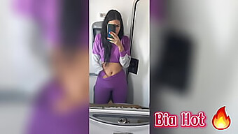 Bia, Si Brunette Panas Dan Horny, Menikmati Sesi Kenikmatan Solo Di Kamar Mandi Bus Umum