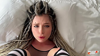 Gadis Berpayudara Besar Dengan Tindik Dan Dreadlocks Memberikan Blowjob Deepthroat