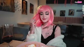 Prietena Cu Sânii Mici Se Îmbată Și Face Sex Într-Un Restaurant În 4k - O Experiență Pinkloving