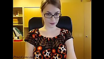 Chica Nerd Provoca Y Se Desnuda En La Webcam - Proxycams