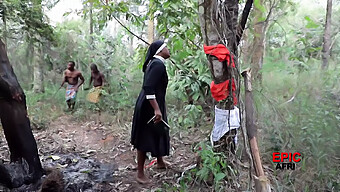 Guerreiros Africanos Enfrentam Uma Missionária Branca Em Um Trio Quente