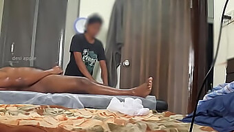 Bir Spa Kızı, Siyah Bir Adamın Küçük Aletiyle Şaşırıyor.