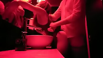 Klubi Porno Video: Kuuma Kohtaaminen Miesten Vessassa