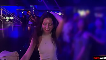 Una Ragazza Minuta Viene Scopata Nel Culo E Nella Figa In Un Bagno In Discoteca