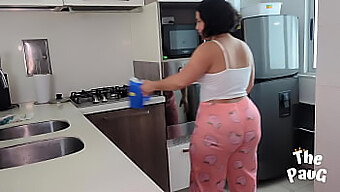 Coppia Amatoriale Si Impegna In Sesso In Cucina Con Un Grande Culo