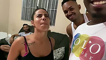 Brazilian Caseiro Ruivinha Într-Un Trio Cu Trei Bărbați De Culoare