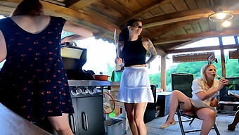 Leon Lambert Et Ses Filles Ont Une Fête Chaude Au Barbecue Dans Des Tenues Minuscules