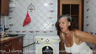 Lukerya的早晨咖啡会话,一个大自然的熟女