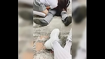 Adolescenta Latină Își Filmează Prietena Făcând Sex Oral Iubitului Ei În Căminul Din Facultate, Urmată De Un Trio