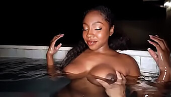 Une Beauté Noire Aux Gros Seins Se Fait Baiser Dans La Piscine.