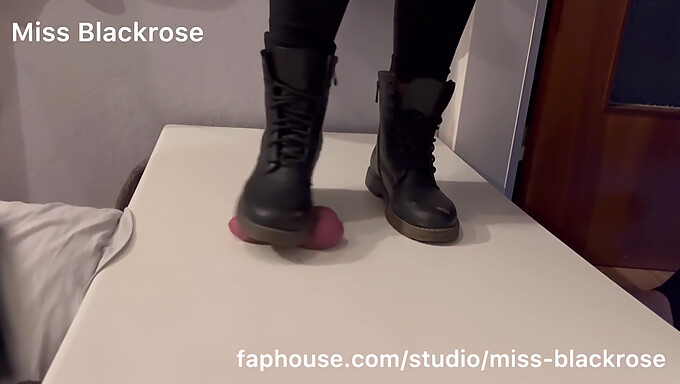 Femdom Bestraft Sklaven Mit Ballbusting Und Hartem Style-Bootie