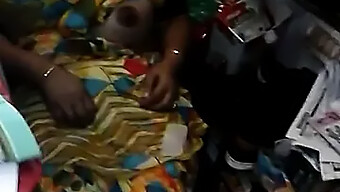 Vidéo Maison D'Une Tante Mallu Montrant Ses Compétences À Son Petit Ami