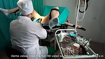 Cô Gái Trải Nghiệm Niềm Vui Mãnh Liệt Từ Thiết Bị Y Tế Bdsm