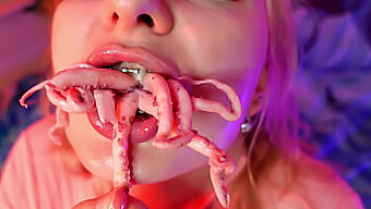 آريا غراندر'S Oil-Slicked And Salivated Octopus-Eating Fetish