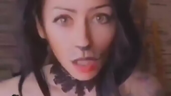 Milf Quyến Rũ Trong Trang Phục Halloween Khoe Vòng Một Tự Nhiên To Của Mình