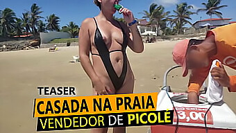 Busty Blond Kone Viser Frem Kroppen Sin På Stranden I Brasil